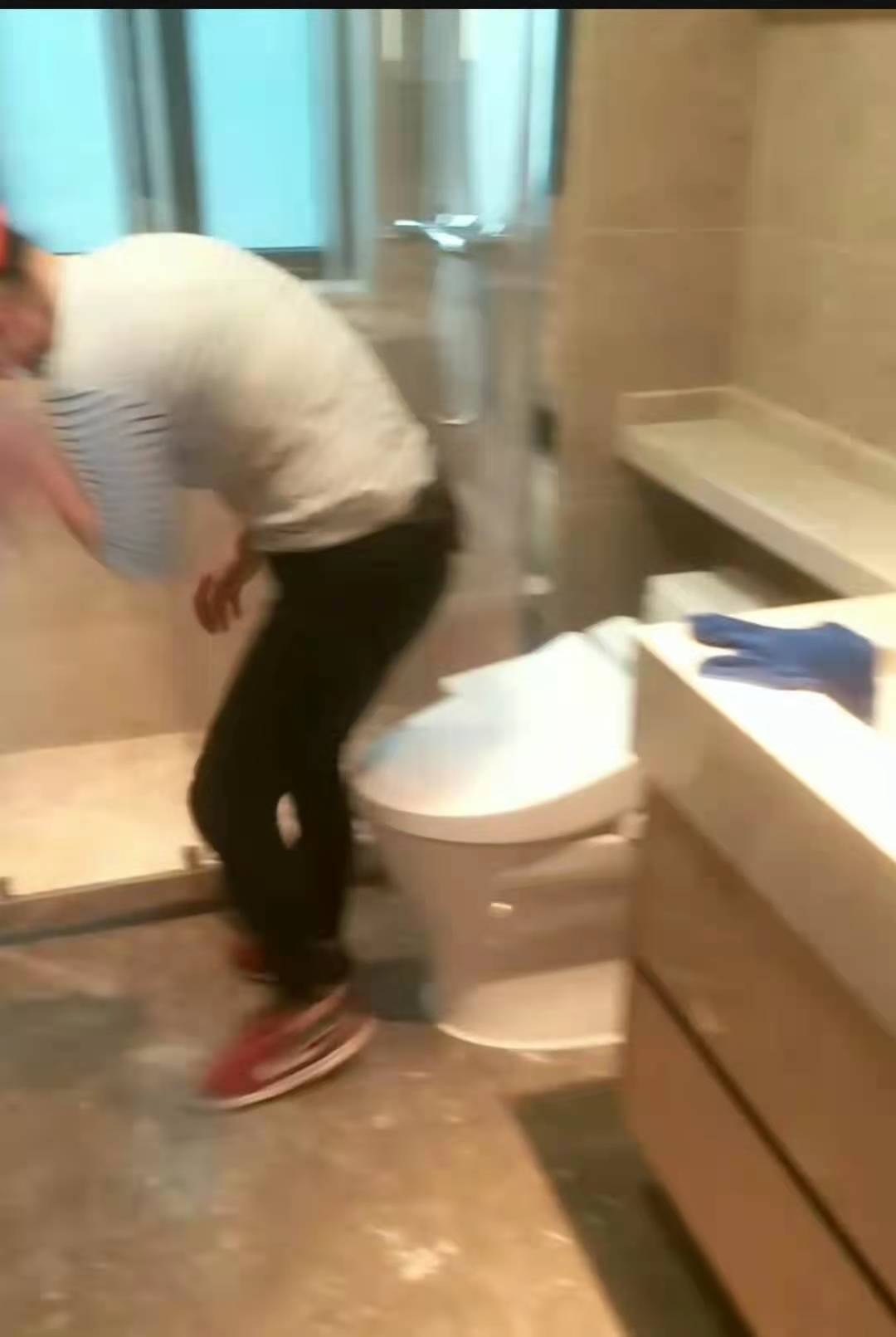 夏季怎麼(me)保(bao)持(chi)衞(wei)生間清潔(jie) 夏(xia)季衞生(sheng)間(jian)清潔小竅門